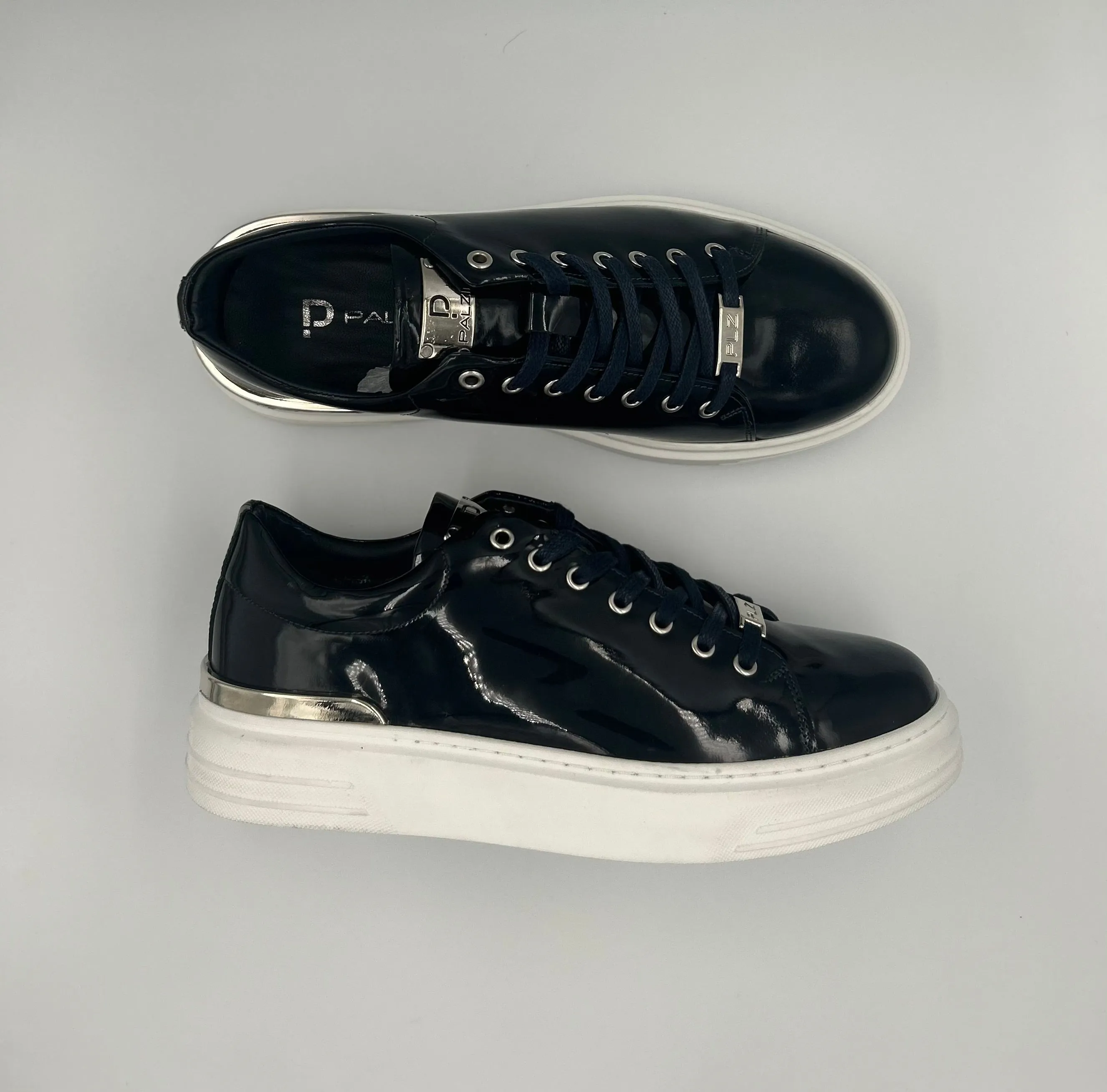 “NAUTA V” LOW-TOP PALZINI SNEAKERS IN PATENT NAVY LEATHER.